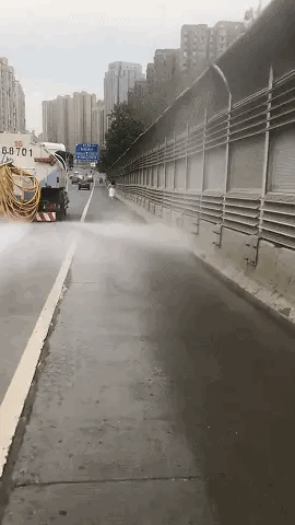 ①小姐姐以为，她能跑得过洒水车？
②原来二哈，也会害羞啊？
③鱼儿的瘾头，是不是