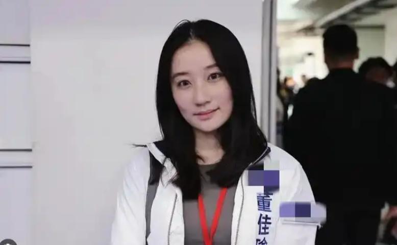 郑丽文率国民党 14 人代表团访陆，团队里最受关注的莫过于 30 岁的国际事务部