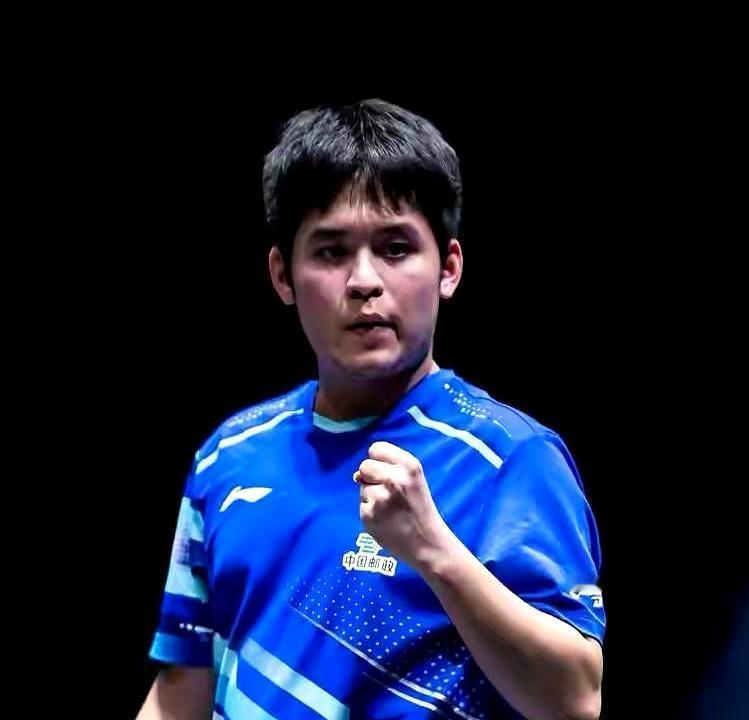 裁判连扣两分！小石头1-8绝境反杀
 
你刚坐下，就看见记分牌1-8。
 
对面