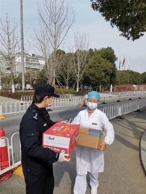 特殊岗位上的人们一刻不可松懈，正是他们的坚守和付出，才让我们能安心过节，感谢他们