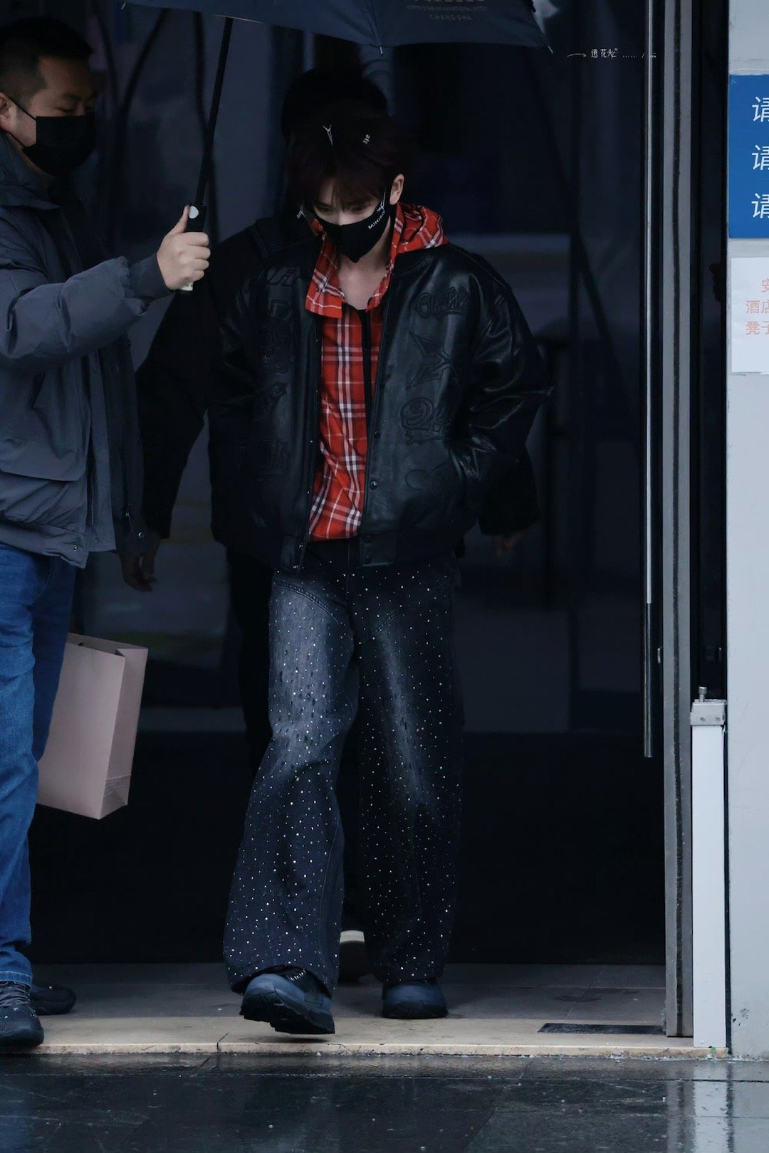 丁程鑫顶着满头夹子上班红色格子衬衫和黑皮衣也穿得如此之好看！！小丁太会穿啦，期待