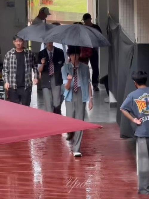 tg 也是见识到了神是怎么打伞的了 