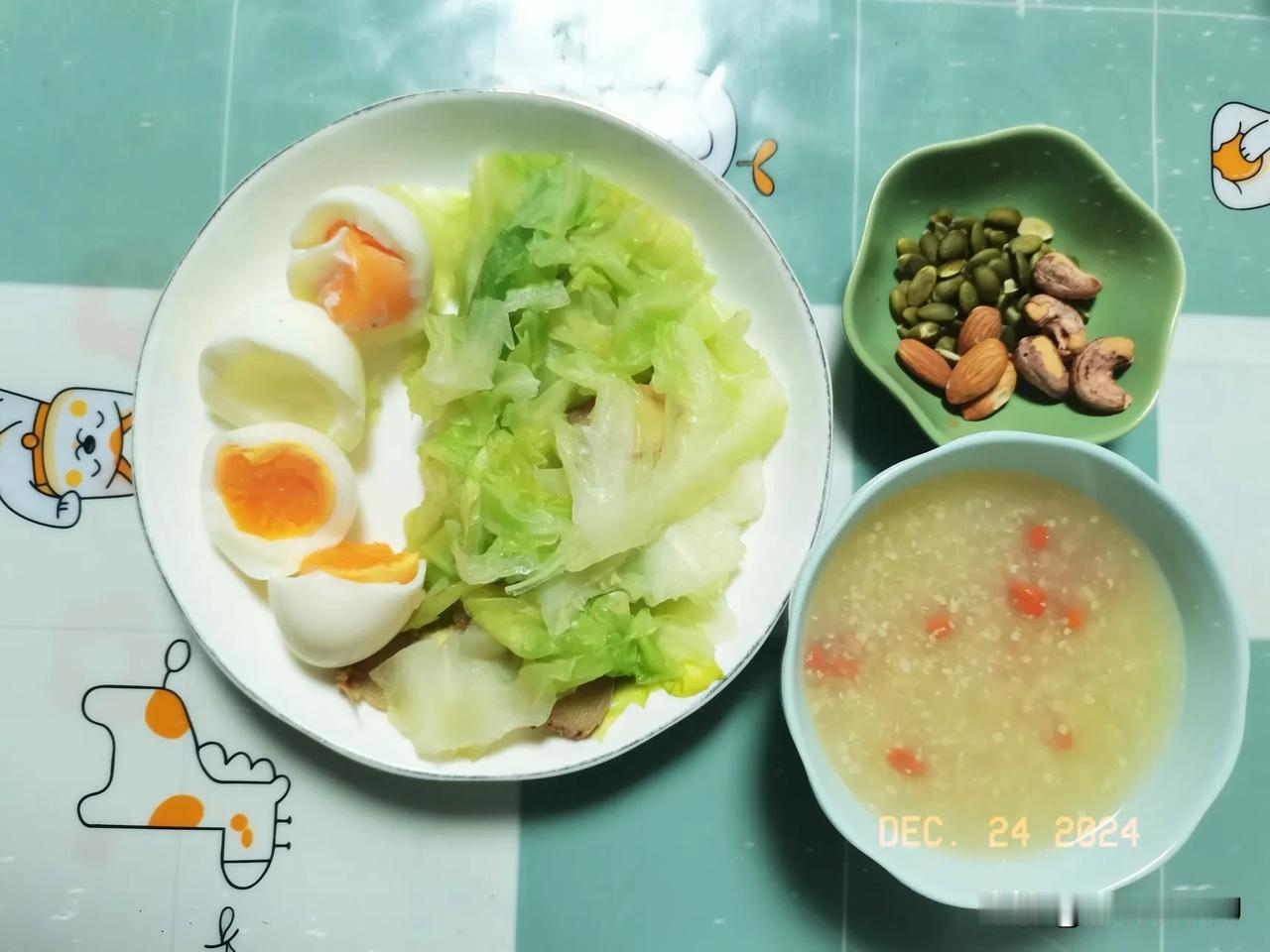 冬日绵绵之中年女性减脂早餐日记
主食：小麦胚芽
蛋白质：鸡蛋
蔬菜坚果：卷心菜、