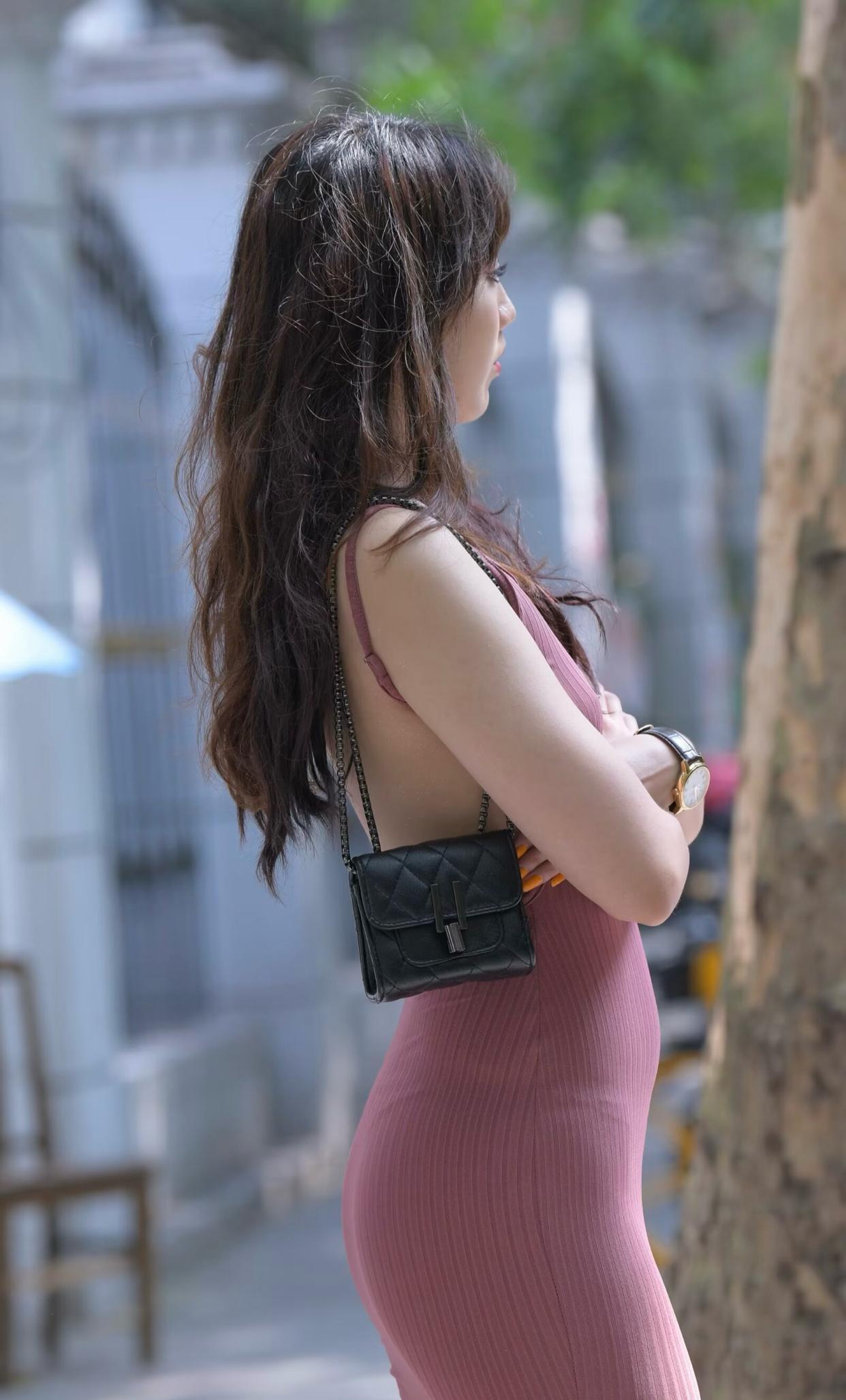 上联：水深千尺终有底，
下联：山高万仞始无言。
下联：海阔万顷却无声。