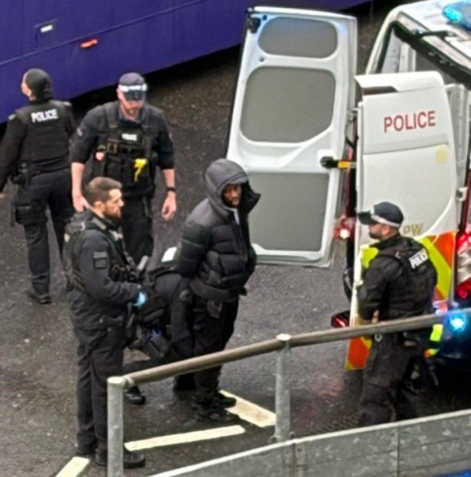 突发快讯：伦敦希思罗机场3号航站楼发生突发事件，应急部门已响应；嫌疑人已被捕。