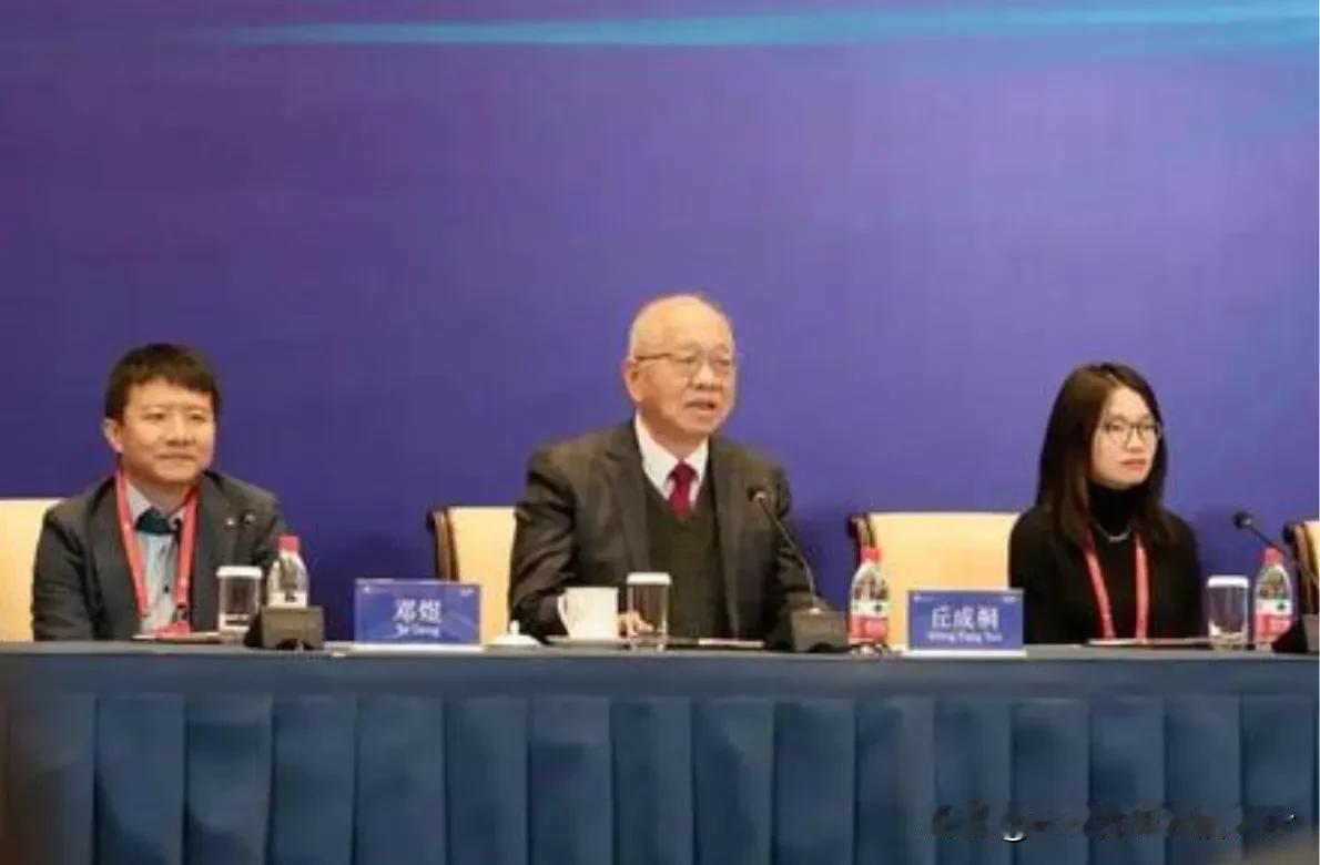 纵观国内高校数学界，在数学上的研究成果能媲美王虹、邓煜的寥寥无几。清华大学丘成桐