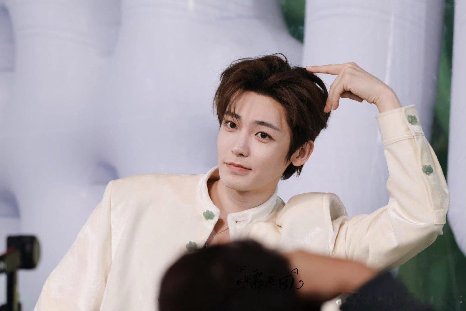 拒绝侯明昊击掌第一人 侯明昊，一款永远在“帅”和“憨”之间无缝切换的男人！上一秒