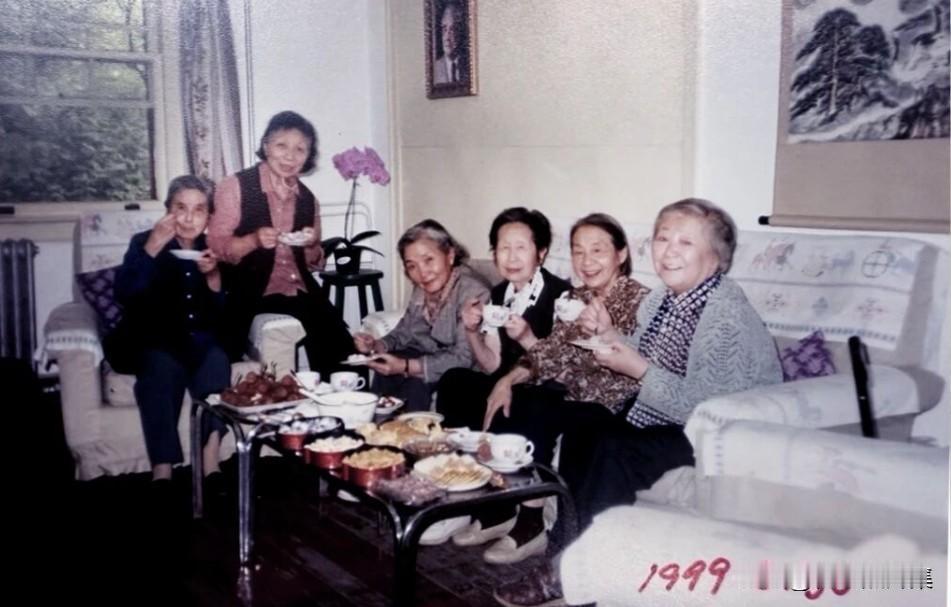 1999年5月30日，在燕南园“教授夫人”沙龙合影。左起：王力夫人夏蔚霞、芮沐夫