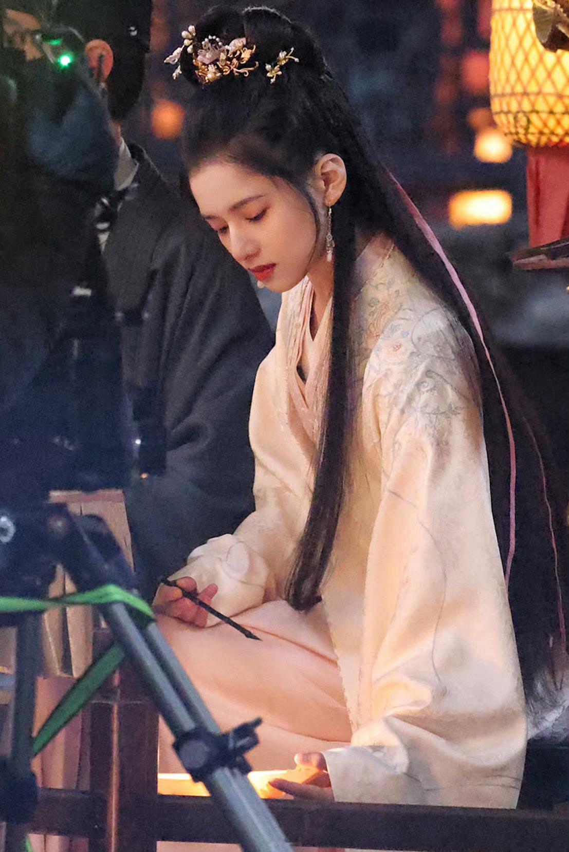 又见家仪古装[抱一抱]荼荼公主漂亮又可爱啊 #张婧仪路透# ​​​