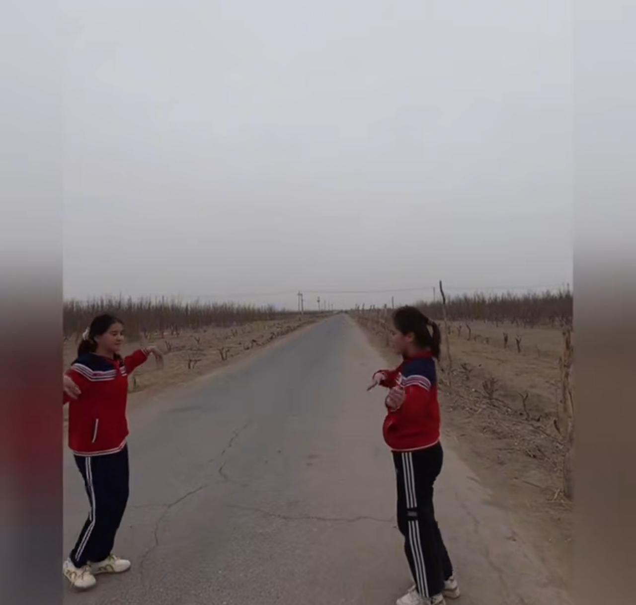 在短视频里，看路白拍的新疆西藏孩子打心底的感到开心。

     这些孩子都表现