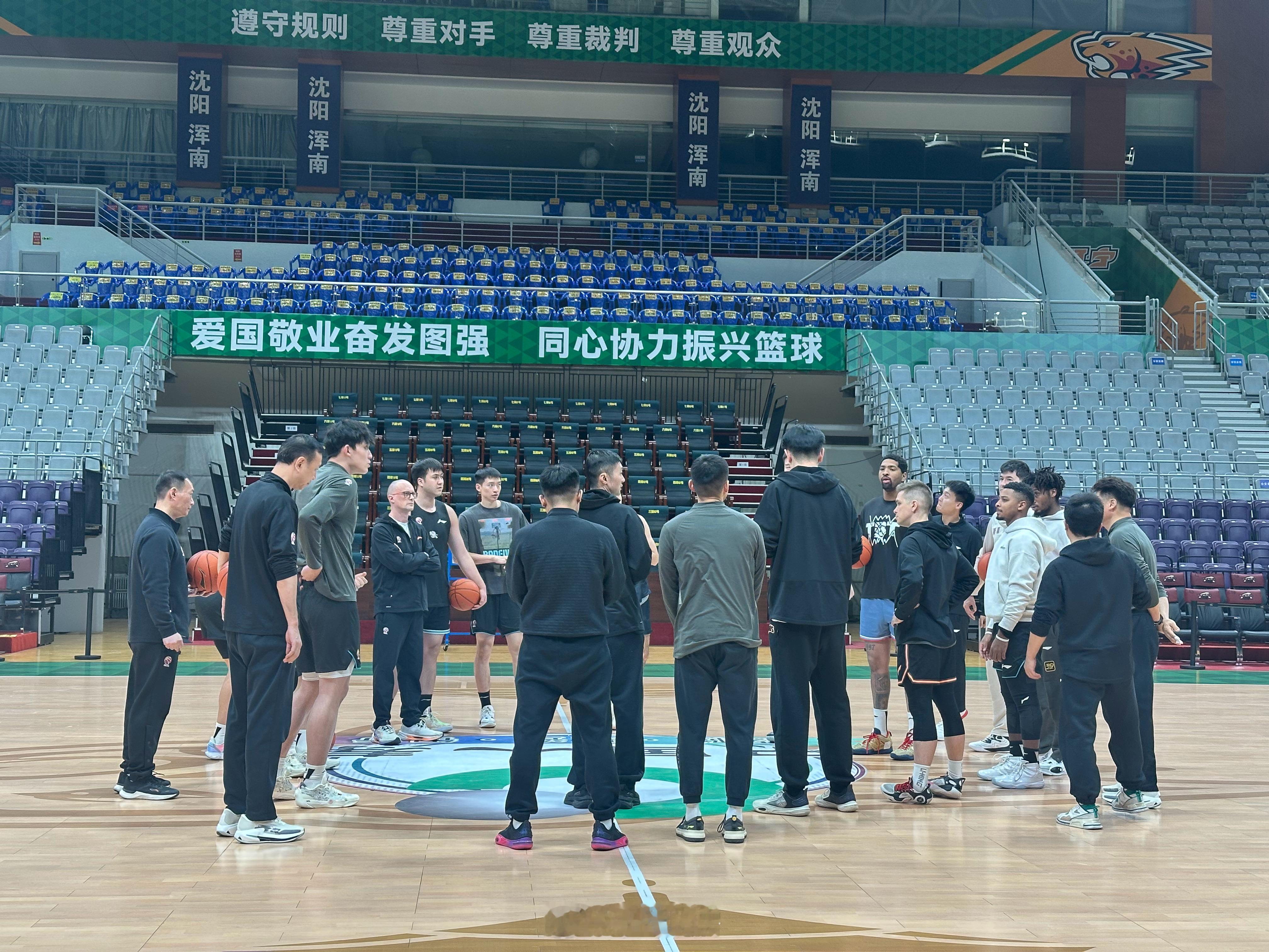 放下行李就来场地训练🥱 