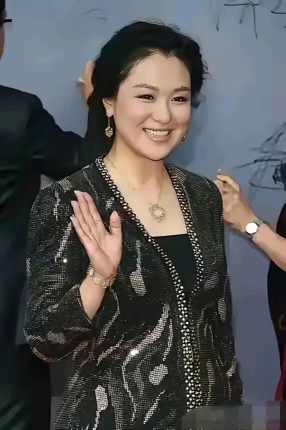 有点微微发福的她，当年可谓是红得发紫，颜值堪比西施。甚至很多男人把她当为心中女神