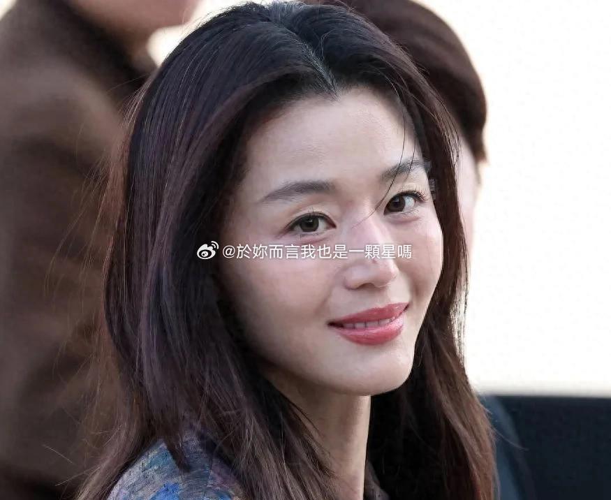 44岁全智贤状态崩成50岁，外媒最新高清生图崩了，眼袋青筋白头发抢镜 