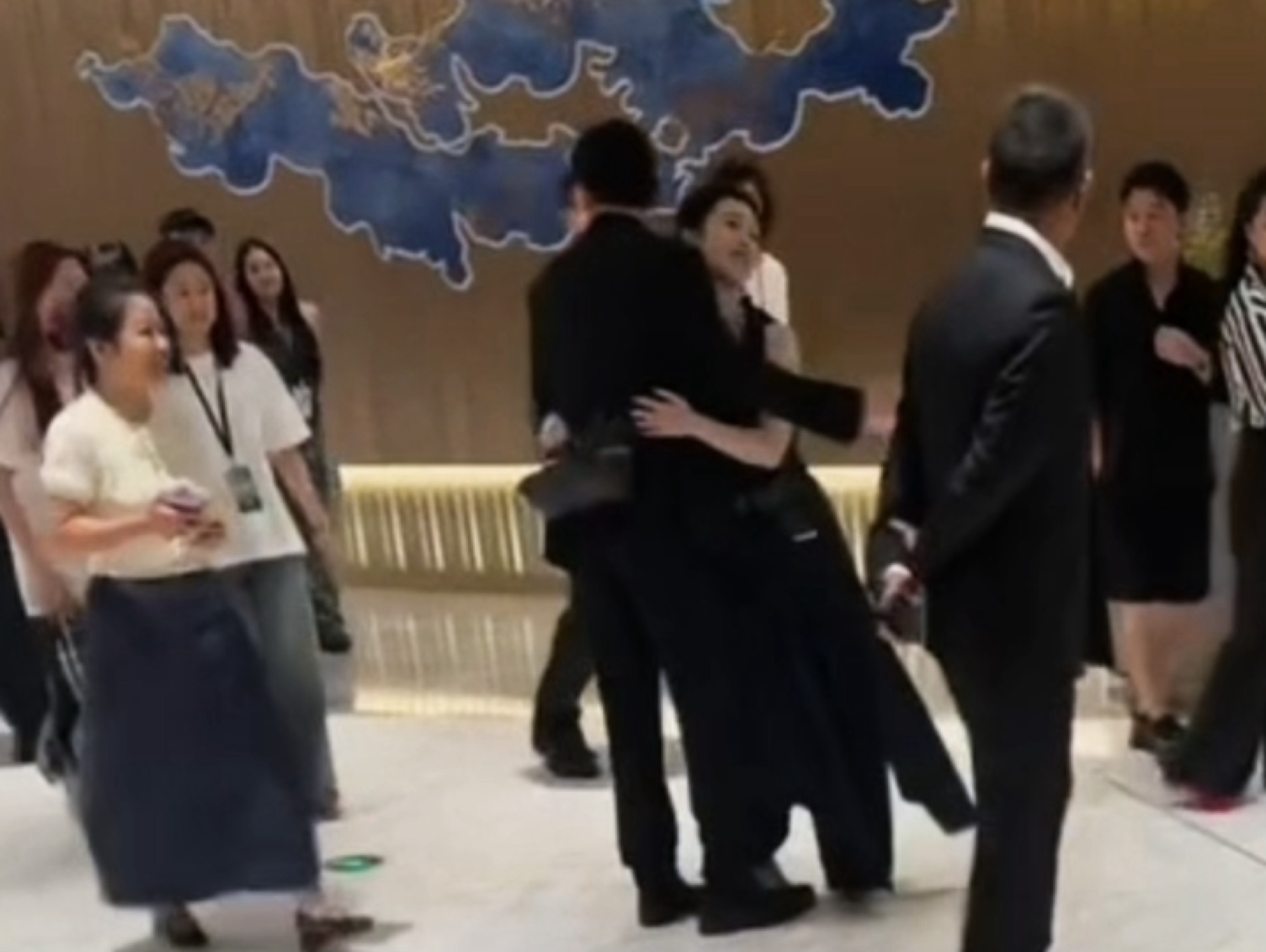 “怎么会一回头看到你我就已经张开了双手”