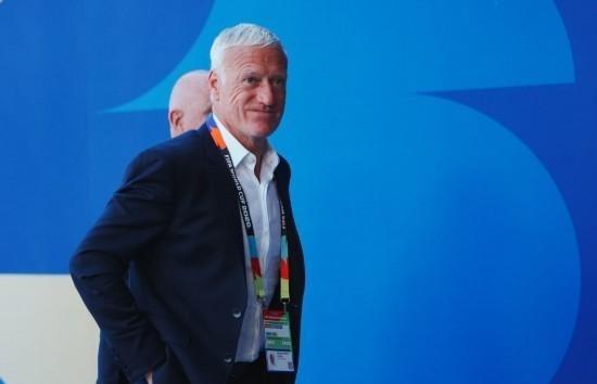 德尚世界杯后卸任，齐达内接班法国队。德尚这十年真牛，接手时法国队内讧严重，他硬是