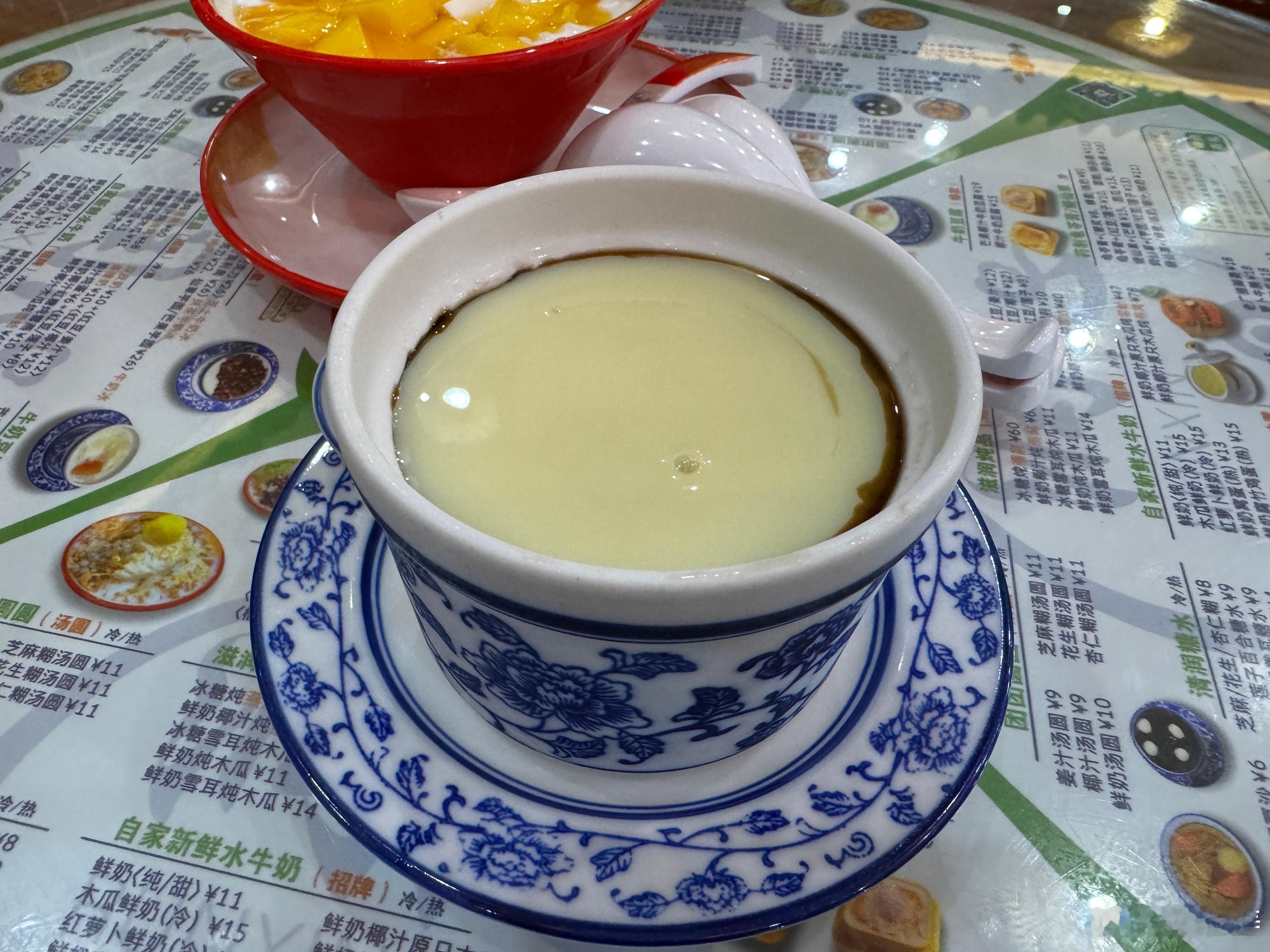昨晚老谢带来吃的这家甜品店真是出奇的好吃。我本身是对甜品这种东西不太感冒的，总觉