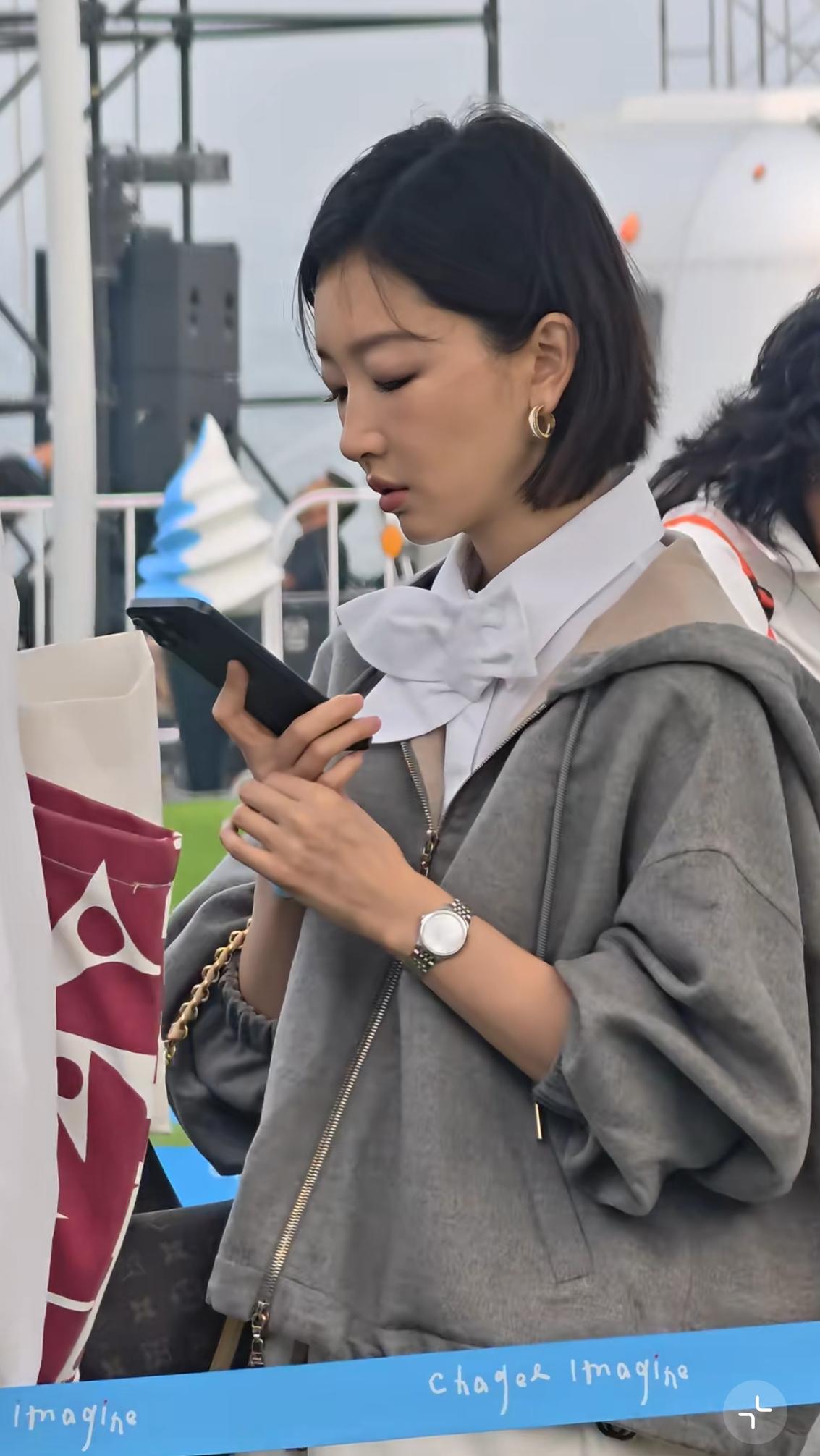 朋友在阿那亚碰到了周冬雨。

她说周冬雨根本不是网上说的那样，所有人都误会她了！