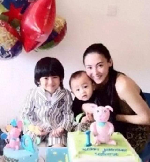 16岁二儿子谢振南生病，张柏芝心疼不已，这一幕戳中所有母亲软肋