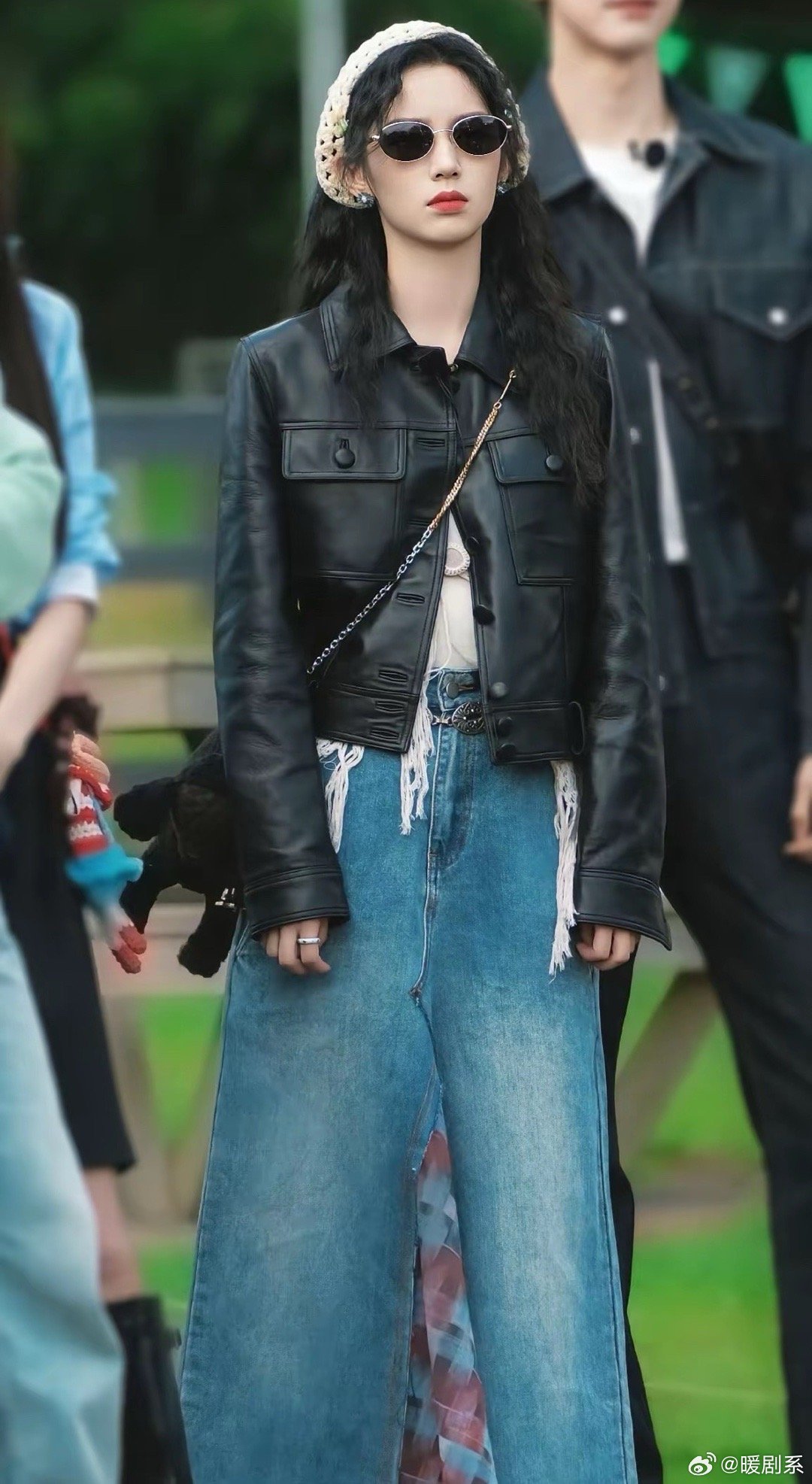 周也衣品好好呀，《地球超新鲜》里面的我都好喜欢牛仔裤里面搭配纱裙，穿搭就是这样来