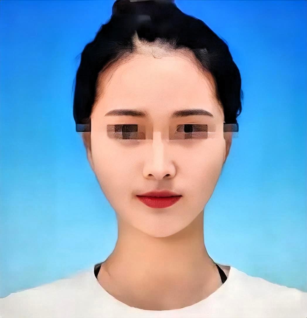 河北一男医生恋上在校女大学生，订婚两年后分手闹上法庭。
男医生郑某和女大学生范某