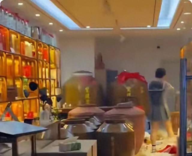 剪发不顺迁怒老酒馆，女子打砸年份酒，店家预估损失30万