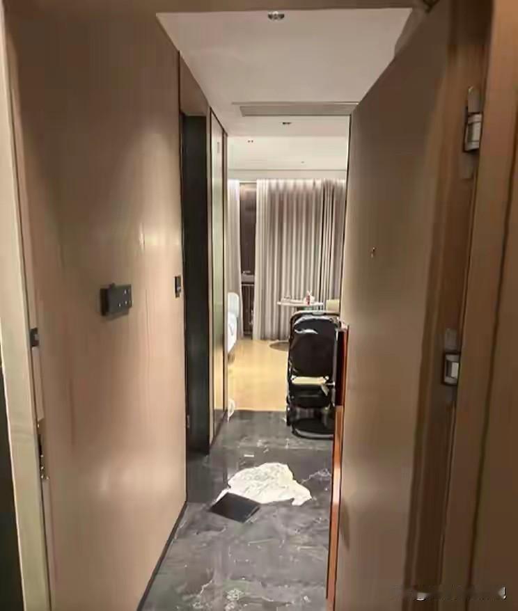 佛山顺德，男子一家三口到当地旅游，住进某花园酒店。当晚夫妻俩带一岁孩子在卫生间洗