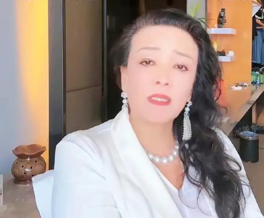 在那片纷扰如织的情感迷雾中，兰姐的身影犹如一抹坚毅的晨曦，穿透了厚重的云层，照亮