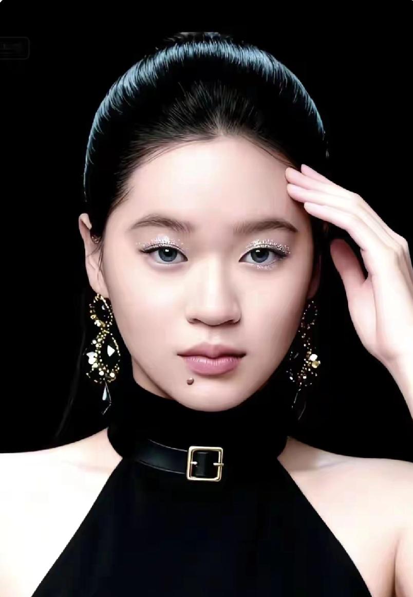 人靠衣装，佛靠金装。
全红婵这组封面照片堪称精美，让人眼前一亮 ！
可爱朴实的婵