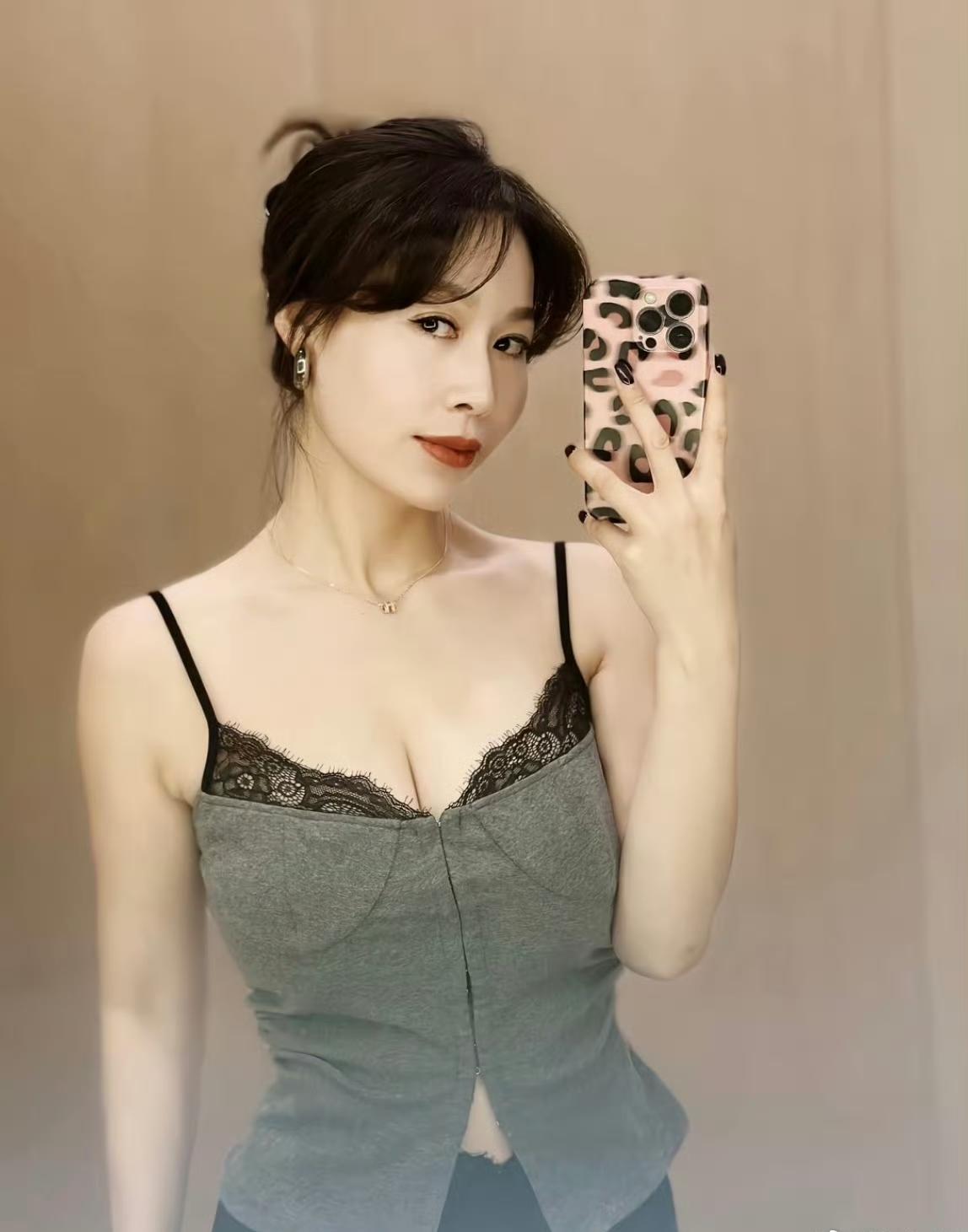 “有人要你漂亮 有人要你懂事 可有人只要你开心” ​​​