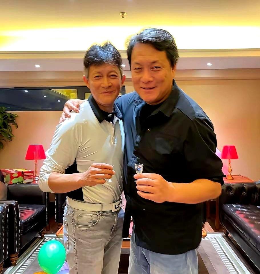 “你是郭靖宇扶起来的，没有你哥你能有今天？”
 

他听着这一句句的质问，没有躲