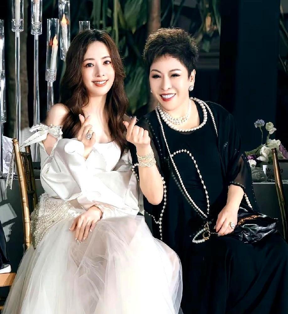 郭碧婷不靠老公吃饭，自己开公司带货。
向佐不把她当花瓶，直接拉她合伙做生意。
俩