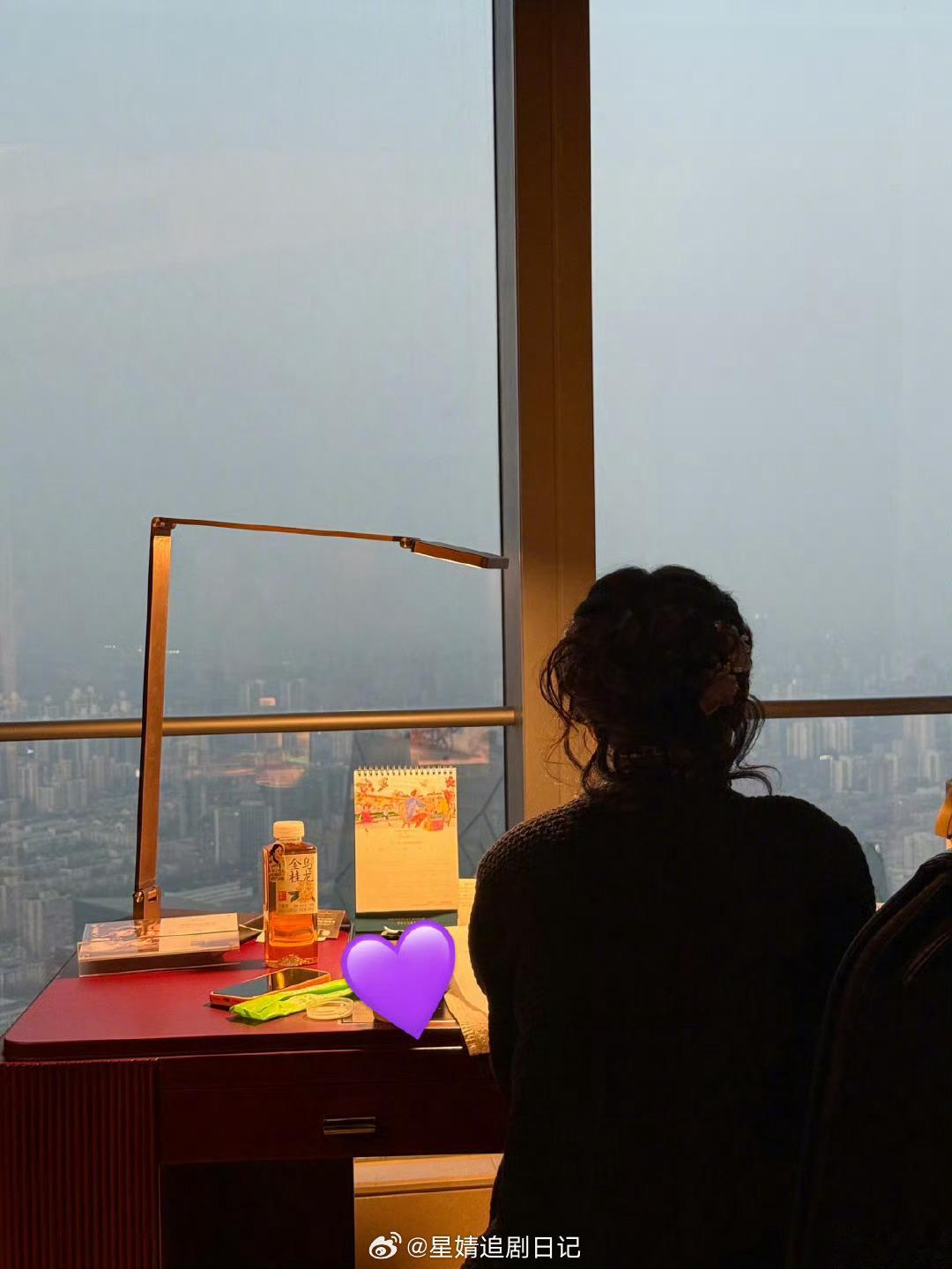 杨紫最新日常～又是看剧本又是录歌忙的起飞，看这个架势应该马上有新ost了…世界纷