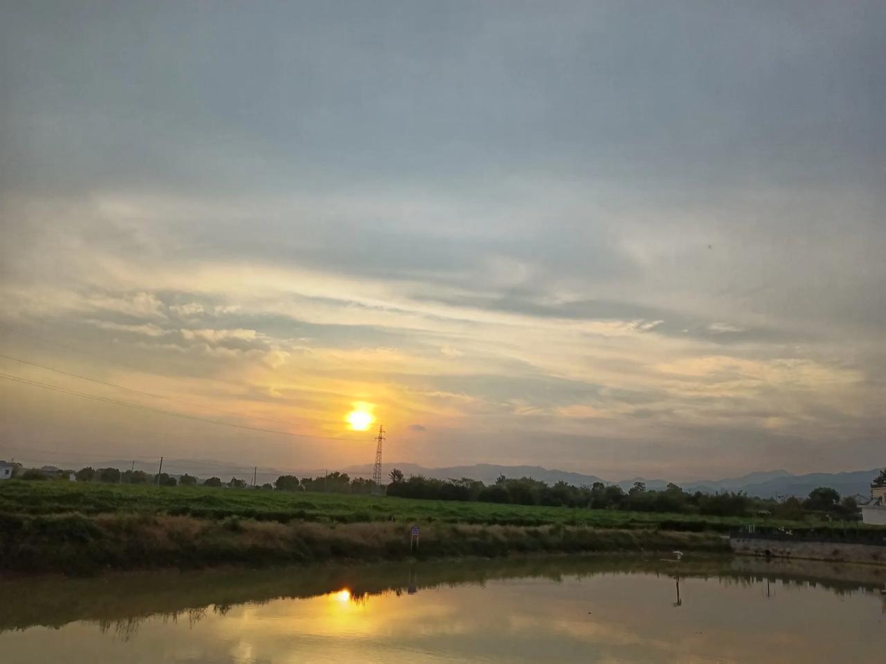 云中日落
昨天，10月7日，下了一天毛毛细雨，没有出门。5号傍晚要下雨的样子，拍