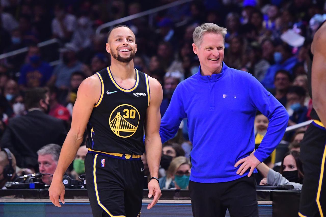 在斯蒂芬·库里伤愈复出后连续两场合计轰下87分，却仍然遭遇连败，金州勇士主帅史蒂