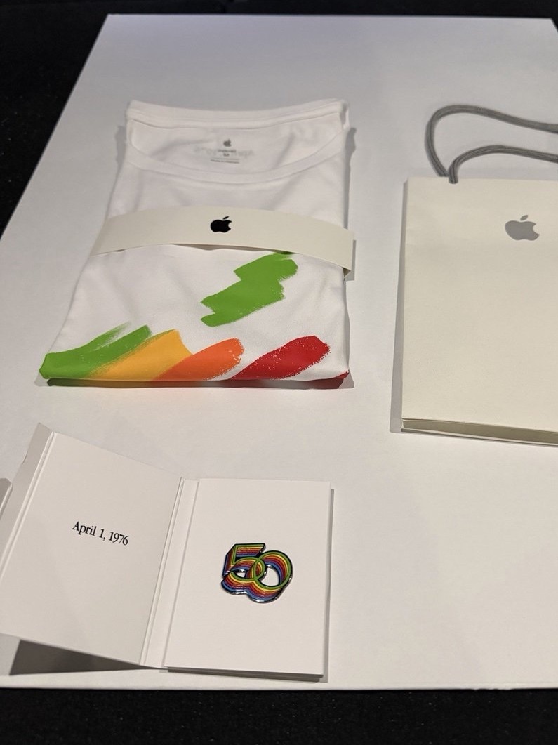【Apple 为庆祝成立 50 周年，向员工赠送礼物，并计划在 Apple Pa