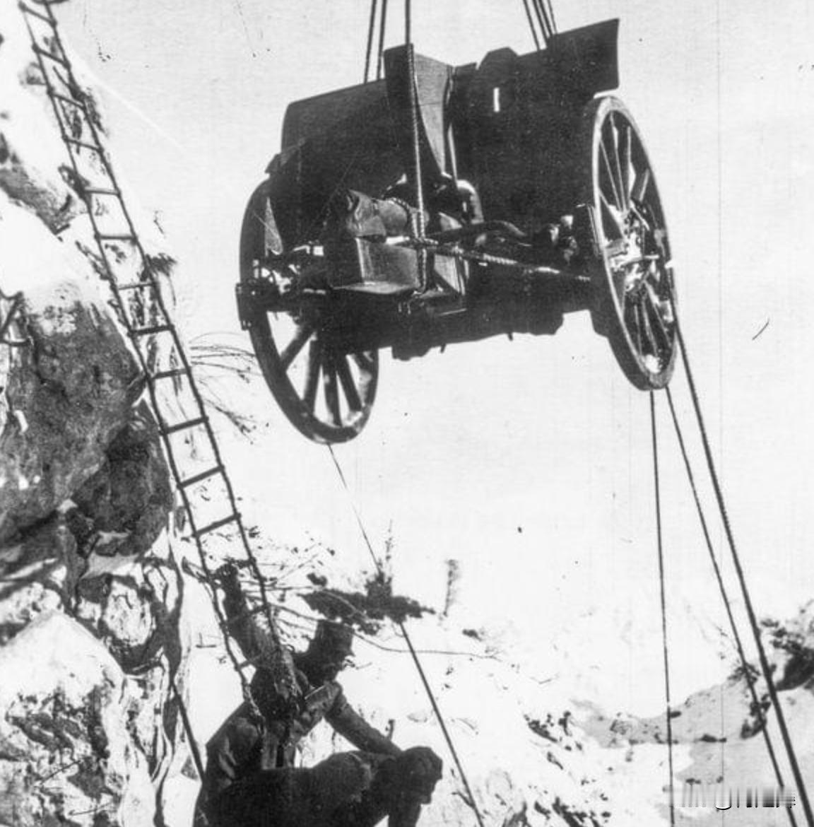 这些照片是不是让你想起了抗美援朝中的长津湖之战。
这三张照片拍摄于1917年。