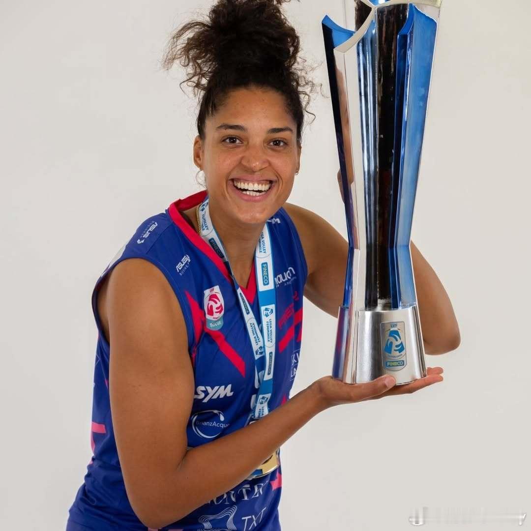 荷兰接应塞莱斯特·普拉克 已被米兰解约，目前可自由参与市场谈判。由于中国球员李盈