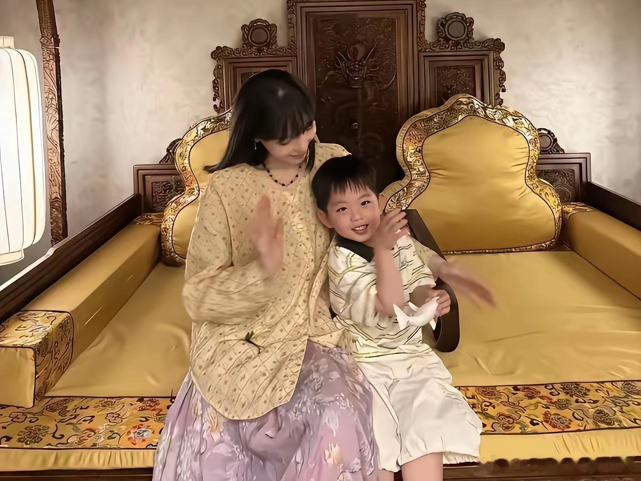 夕又米结婚5周年晒全家福，圈外老公比高晓松帅很多，小儿子4岁、18岁大女儿已出国