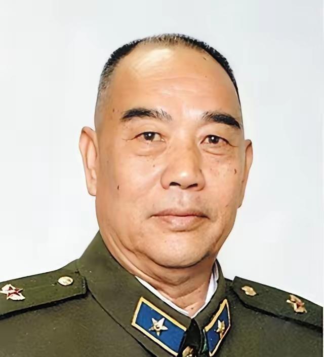 1958年，彭老总到兰州军区视察，吃饭时，他发现了一个干部很眼熟，便放下筷子看了