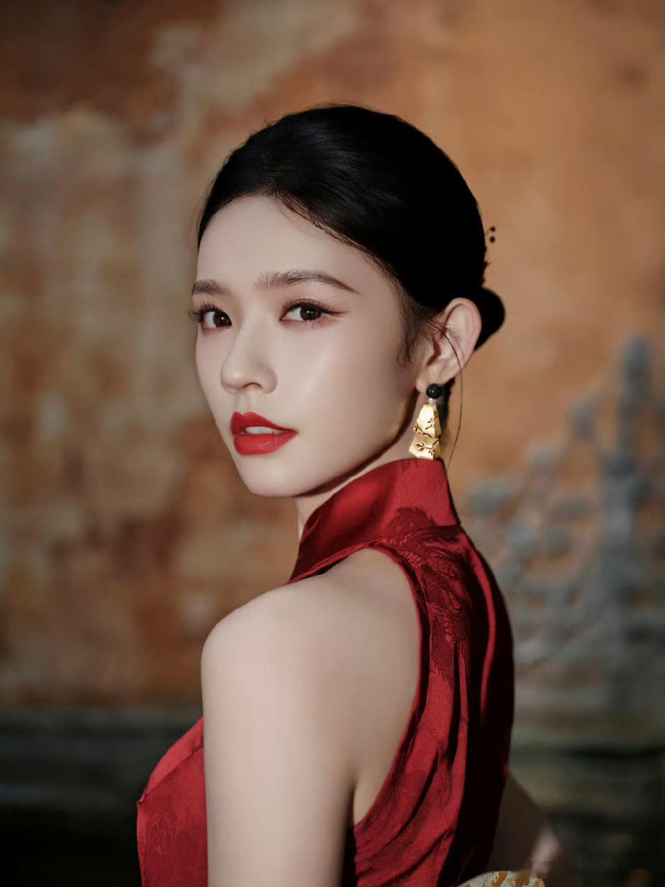 林允这张国泰民安脸新中式旗袍配侧边盘发，端庄舒展显东方韵味，获赞“国泰民安”。这