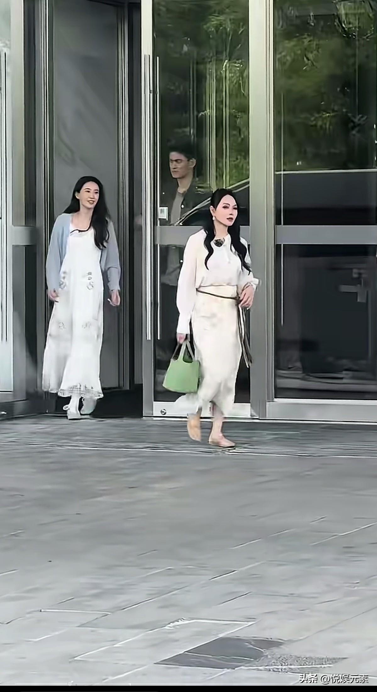 秦昊尹能静双双出席活动，两人一袭素净轻奢打扮，松驰休闲状态，真看不出来他们的年纪