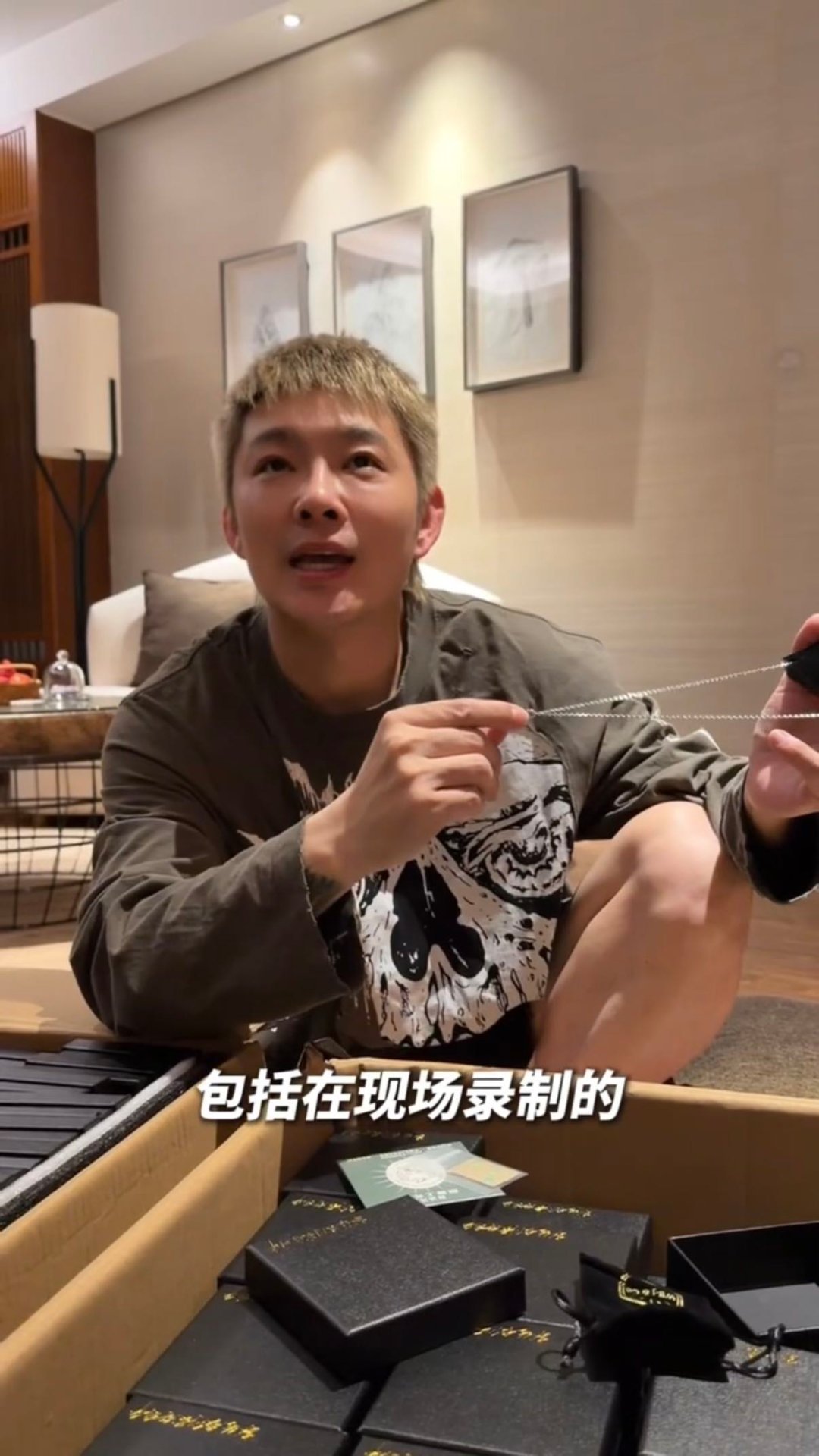 老舅给五哈准备了四百多份礼物不得不夸老舅格局满满，特意定制专属项链当作礼物，四百