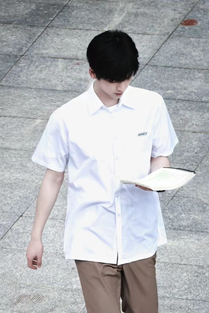 #张凌赫蒋峤西校服路透#张凌赫蒋峤西校服路透 清爽男高#张凌赫##樱桃琥珀# ​