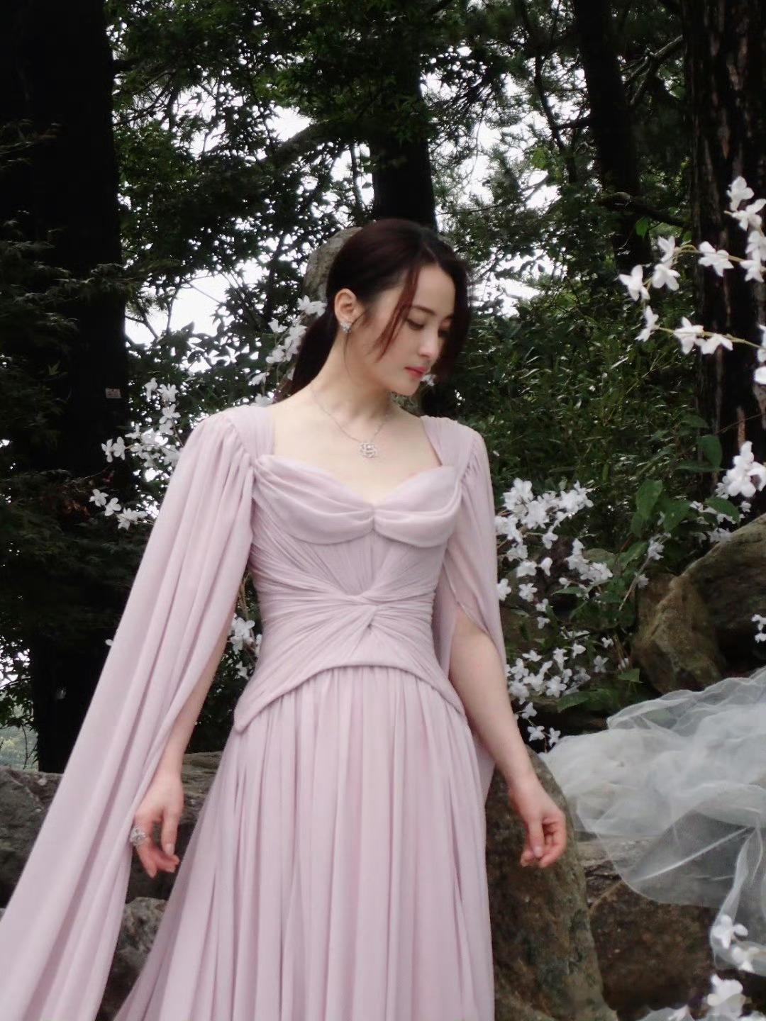 蒋勤勤画中人 是谁被蒋勤勤的庐山大片狠狠美到了！[舔屏][舔屏]一袭藕粉长裙，和