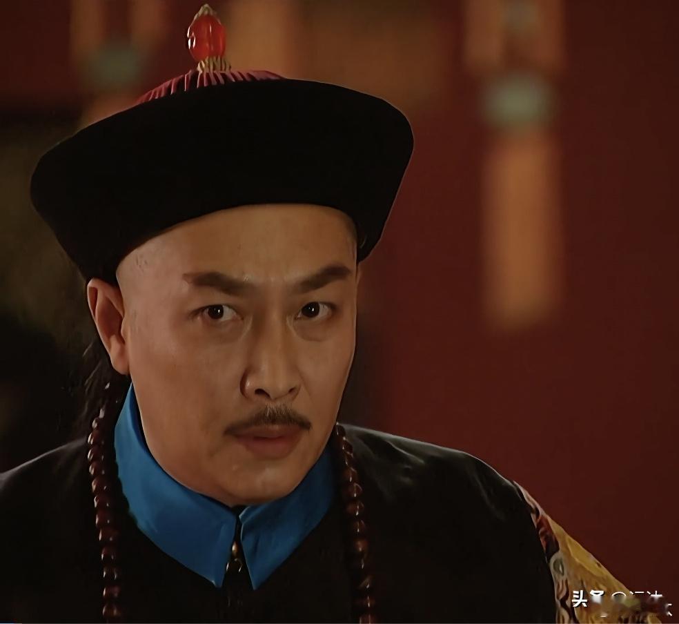 好大的红宝石。亲王冬吉服冠，红宝石顶。

衣服是亲王补服，四团五爪金龙，前后正龙