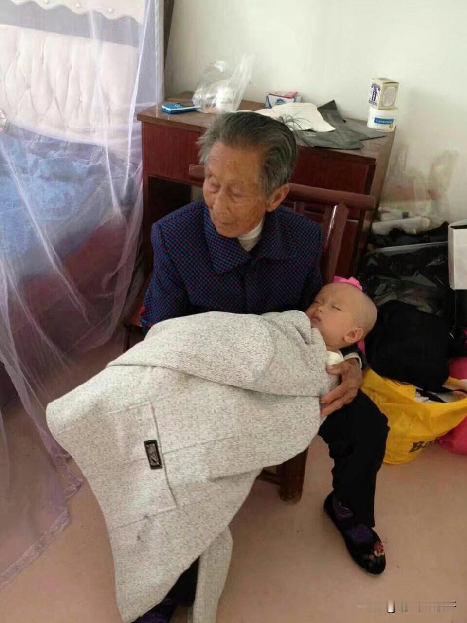 在你们老家把外婆叫什么我们那里喊“嘎嘎婆婆”，小时候我就是外婆的“宝”，因为我妈