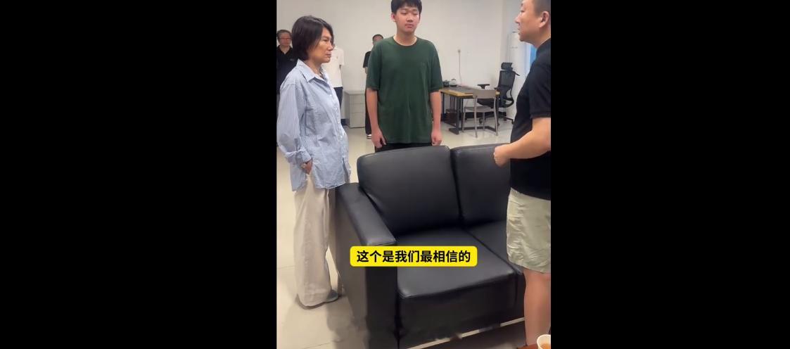 【董明珠现身格力技工学校】近日，董明珠现身珠海市格力技工学校，实地查看新生面试环