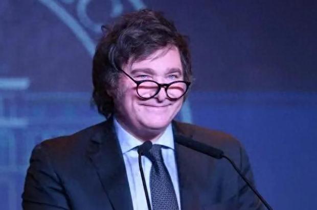 说起来，极右翼政客米莱还真是一个人物，如果说他当初成功当选阿根廷总统已经让人比较