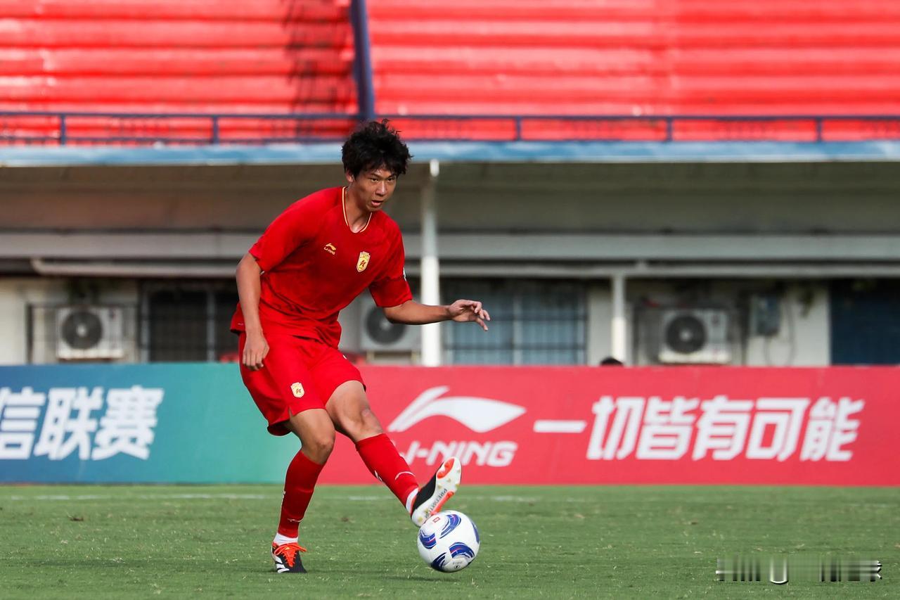 16岁的亚马尔闪耀欧洲杯，湖北青年星的16岁小将黄嘉乐也完成了职业联赛首秀！昨天