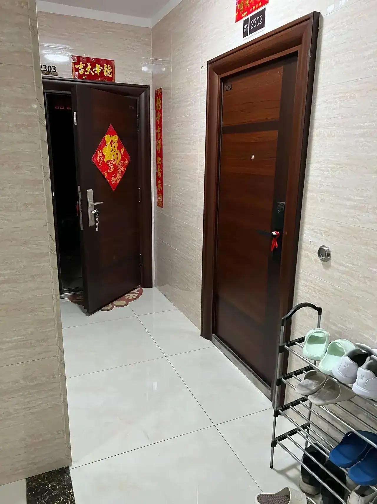 十年前妹妹给妈妈买了一小套房子，说妈妈老了，上四楼腿疼，妹妹把妈妈的旧房子卖了3